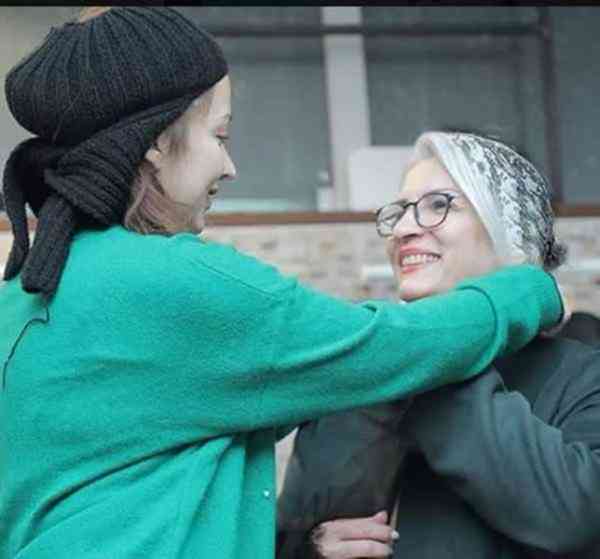 روشنک گرامی و مادرش
