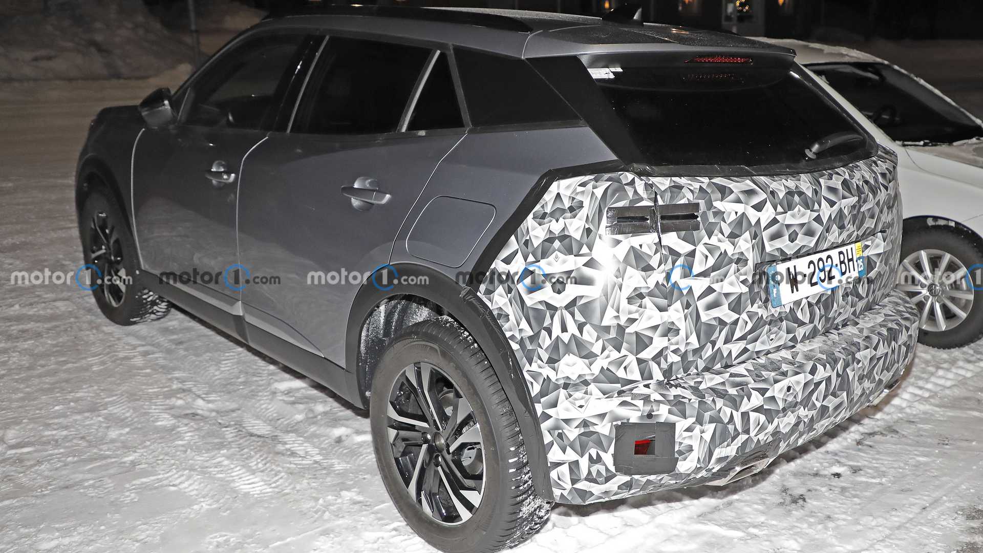 2024-peugeot-2008-facelift-spy-photo (3)