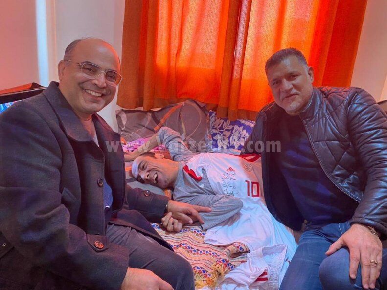 عکس| لبخند علی دایی در ملاقات با یک بیمار فلج مغزی