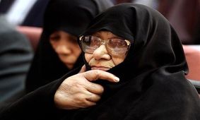 این زن محافظ امام خمینی بود ! / مادربزرگ انقلاب کیست؟! + فیلم
