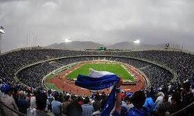 عکس / پوشش عجیب یک هوادار در ورزشگاه آزادی! 