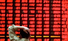 حمله پیش‌بینی‌شده بورس‌بازها به وزیر اقتصاد 