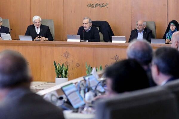 انتقاد روزنامه اصولگرا از دولت پزشکیان: کارنامه اقتصادی قابل دفاع نیست