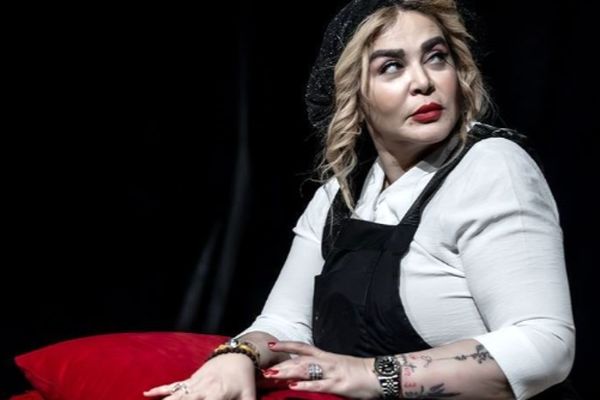 حرکت غیرمنتظره بهاره رهنما در اجرای تئاتر! +فیلم