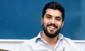 عکس لو رفته صمیمانه سینا مهراد و آرایشگر شخصی اش!