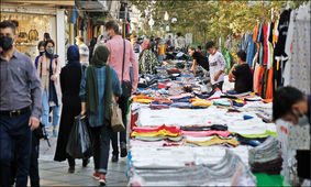 فشار اقتصادی توان ورزشکار ایرانی را گرفت! / فوتبالیست آبی‌پوش کشورمان دست‌فروش شد + عکس