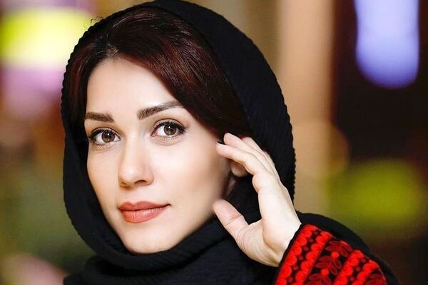 ژست خبرساز شهرزاد کمال زاده کنار حوض قدیمی؛ مدلینگ در خانه مادربزرگ!