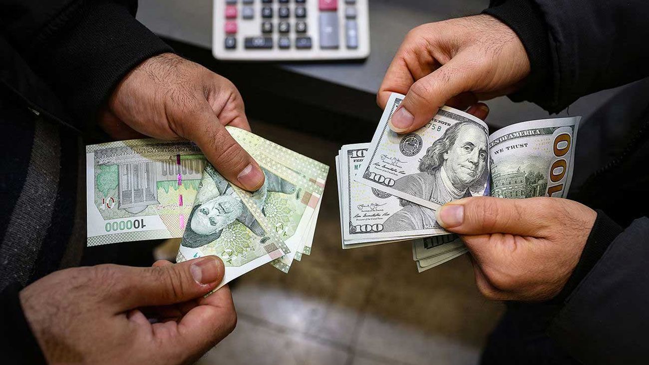 پیشبینی معاون اسبق بانک مرکزی از نوسان دوباره نرخ ارز/ دولت رئیسی دلار55000تومانی را دوست دارد