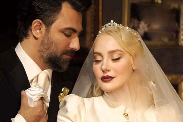 چیدمان تالار عروسی لاکچری آرام جعفری و بابک انصاری؛ از گل‌آرایی خاص تا سفره عقد شاعرانه