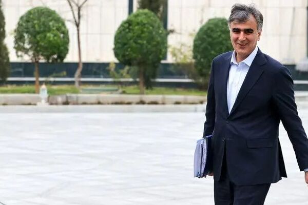 دلار سر به فلک کشیده ولی آقای فرزین برای خود نوشابه باز می‌کند!