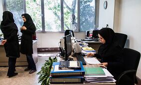 شکاف دستمزد در ایران/ زنان ۱۷ درصد کمتر از مردان حقوق می‌گیرند