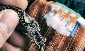 در خانه با سرکه زیورآلات نقره را برق بیاندازید