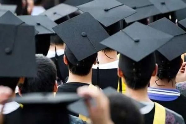 بدبینی یا بیداری/چرا نخبگان ایرانی به منفی‌نگری متهم می‌شوند؟