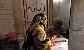 دل ایران برای این زن درد گرفت ! / زندگی با اسکناس پاره و کاسه ملامین !