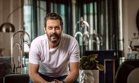 یک گیلانی تمام‌عیار در دل شهر، با گلیم‌های دیواری و حال و هوای شمال!