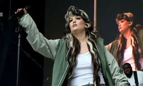 خواننده معروف پاپ وسط اجرا بیهوش شد!