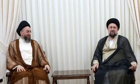 حکیم در دیدار با  سید حسن خمینی: تضعیف ایران به زیان همه خواهد بود