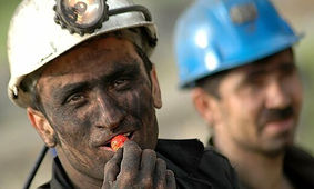 تریاک به جای صبحانه برای کارگران این شهر در ایران ! / دلتان درد می گیرد !