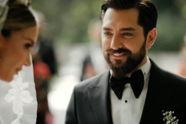 مینای ساده و دلنشین بهرام رادان با مانتو سفید و راز دسته گل زنبق!