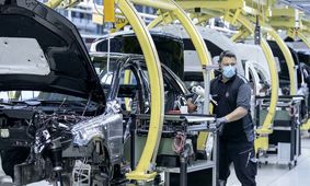 خودروسازان زیر بار بدهی / چک‌ها برگشت می‌خورند