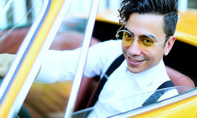 دلبری محسن ابراهیم زاده در ملاعام / رقص جلف آقای خواننده در کنسرت !