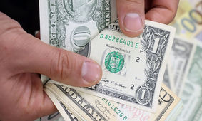 رکورد خرید دلار فقط با کارت ملی / جای سوزن انداختن نیست !