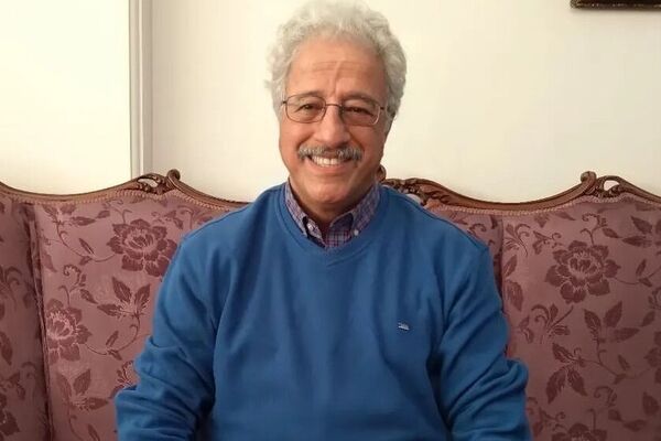 نگاهی نزدیک به خانه خیره‌کننده علیرضا خمسه و همسرش؛ از حوض سنتی تا مبلمان اعیانی! + فیلم