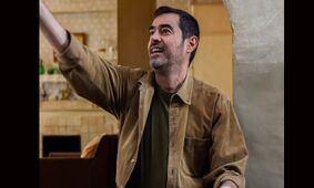 اولین فیلم از خانه و زندگی لاکچری شهاب حسینی و ساناز ارجمند / استخر وسط حیاط و باغی بی‌نظیر!