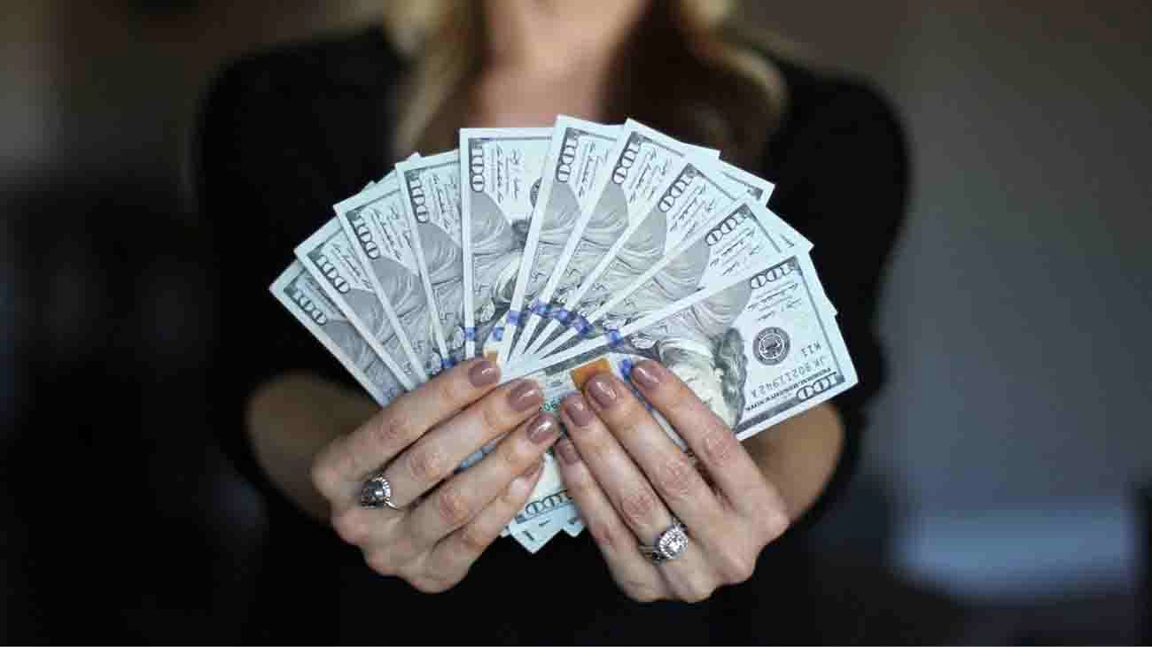 این دختر زیبای ایرانی پولدارترین زن جهان شد /ثریا دارابی کیست؟!
