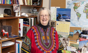 تأثیر نظریه‌های الینور اوستروم بر اقتصاد پایدار! + بیوگرافی