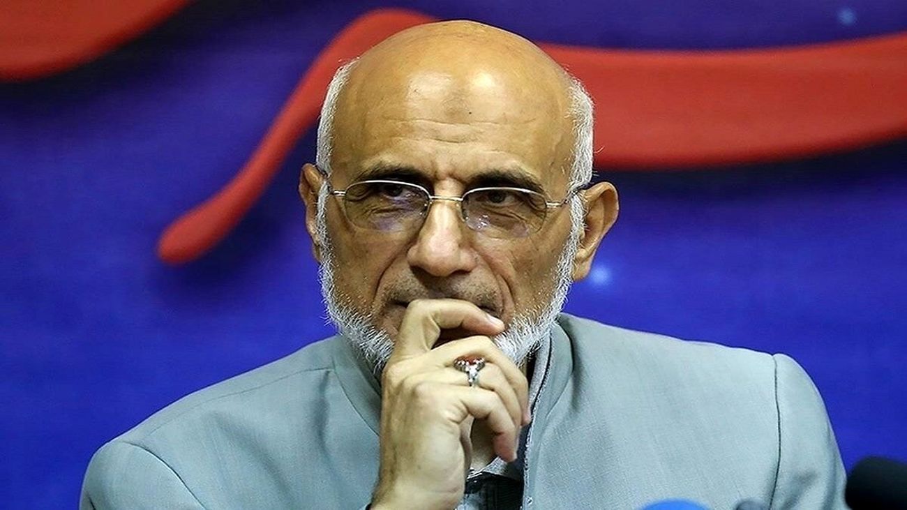 گوشی آیفون در دستان میرسلیم ؛ نماینده طرفدار تولید داخلی هربار گاف جدیدی میدهد + عکس