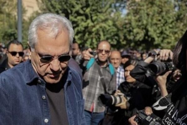 عصبانیت شدید مهران مدیری از مردم در مراسم خسرو شکیبایی؛ تفریح یا خاکسپاری؟