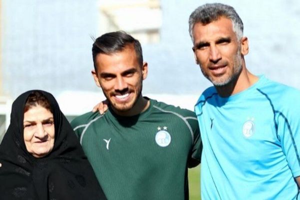 غم و اندوه ابوالفضل جلالی در مراسم وداع با مادربزرگ +عکس