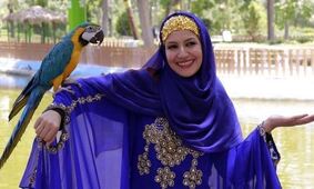 استایل آن ور آبی خاله شادونه در اروپا / با این قیافه ملیکا را  ندیده بودید !