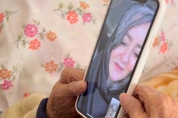 ویدیو احوالپرسی جالب نعیمه نظام‌دوست با مادر عمو پورنگ؛ با یک اشتباه بانمک!