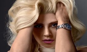 ژست خفن خانم سلبریتی پولدار با ساعت مچی برند + عکس