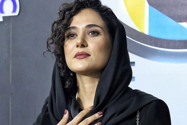 سفره هفت‌سین پریناز ایزدیار با آینه و شمعدون مسی؛ لوکس‌ترین هفت‌سین امسال!