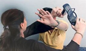 خیانت یک زن در مقابل چشمان شوهر غیرتی اش / مرد بیچاره به خاطر این زن کتک خورد !