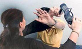 خیانت یک زن در مقابل چشمان شوهر غیرتی اش / مرد بیچاره به خاطر این زن کتک خورد !