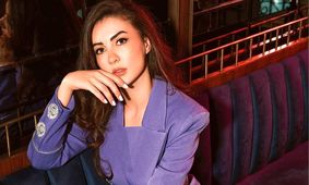 بورجو اوزبرک با تیپ شیک در خودرو جذابش همه نگاه‌ها را به خود جلب کرد!