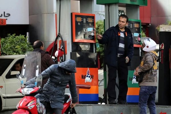 
کابینه پزشکیان با تغییر قیمت بنزین موافقت کرد + فیلم
