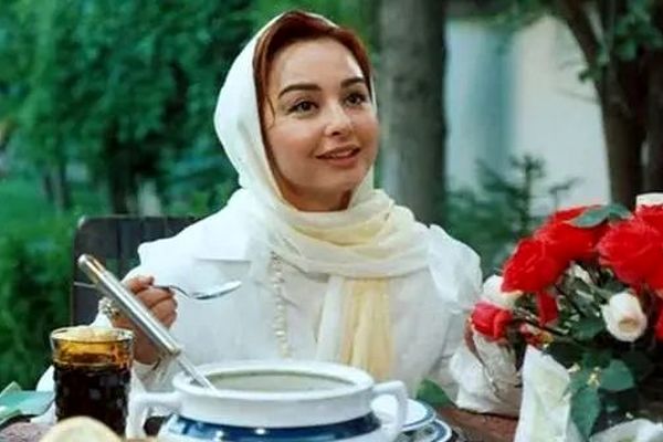 عکس جنجالی ماهایا پطروسیان نوجوان در کنار والدینش در مشهد دهه 60!