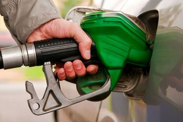 صف‌های طولانی خودروهای میلیاردی برای بنزین ۸۰ هزارتومانی!