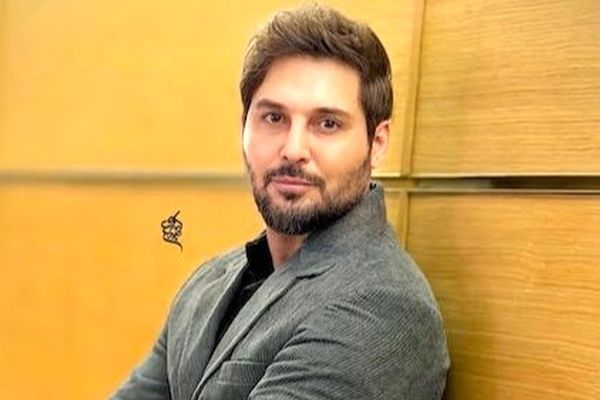 دانیال عبادی با استایل سبز پاییزی جنجالی در جشن حافظ؛ جسورانه‌ترین انتخاب این ستاره! + فیلم