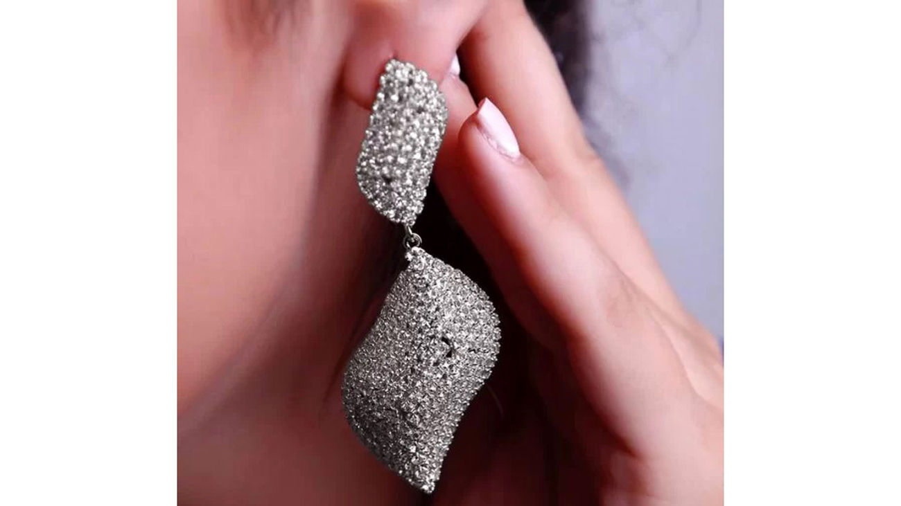 راهنمای انتخاب بهترین گوشواره برای خانم های شیک پوش