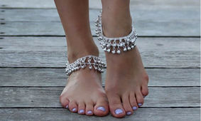 خلخال یا پابند را به کدام پا می بندند؟ 