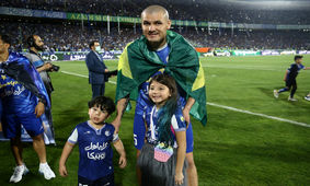 عکس لورفته زن بازیکن استقلال در ورزشگاه آزادی / چقدر ساده و جذاب!