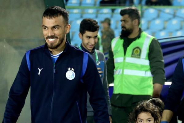 آتش زیر پای ابوالفضل جلالی/ لحظاتی داغ در زمین فوتبال! + عکس