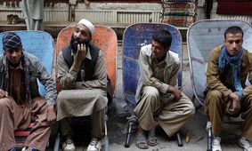 نان کارگر ایرانی سر سفره افغانی ها