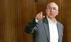 محمد هاشم پِسَران: تاثیرگذارترین اقتصاددان ایرانی در حوزه اقتصاد کلان!